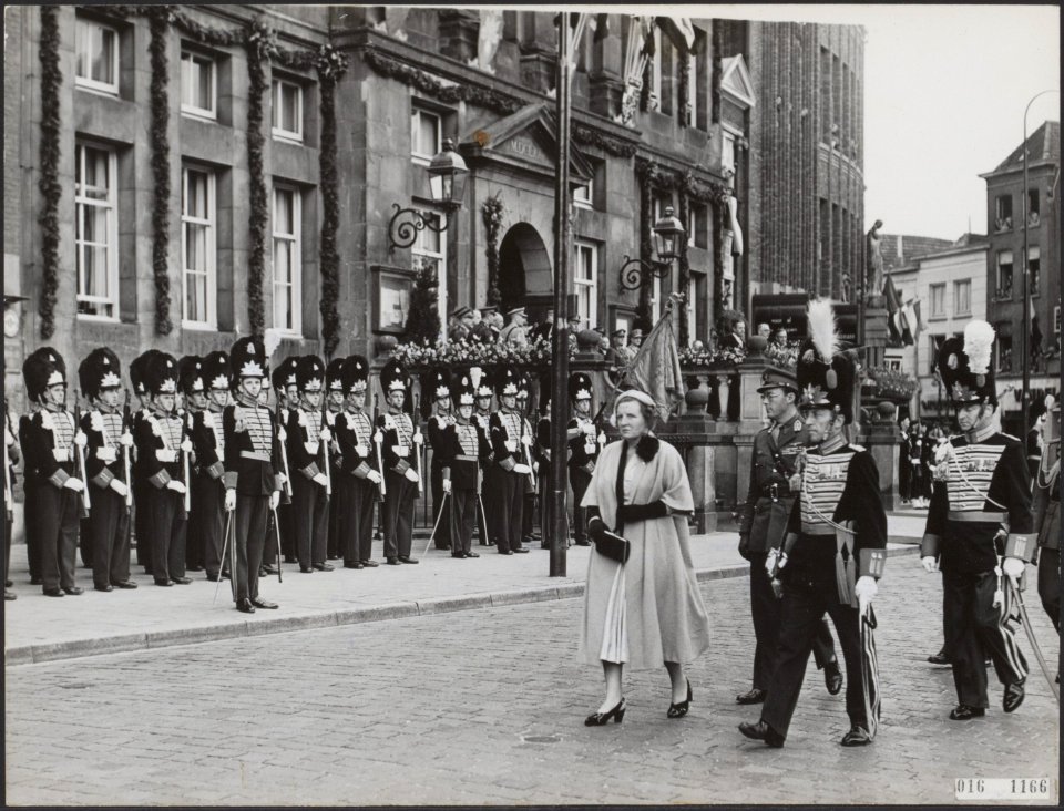 Koninklijk huis, prinsen, koninginnen, inspecties, erewachten, stadhuizen, Bernh, Bestanddeelnr 016-1166