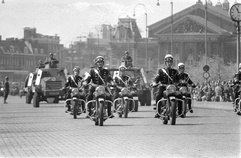 Koninginnedag 1964, militaire parade op het Museumplein t Amsterdam, Bestanddeelnr 916-3772