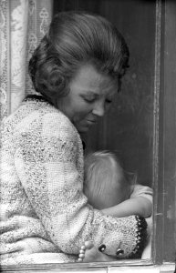 Koninginnedag. Prinses Beatrix met prins Willem Alexander, Bestanddeelnr 921-3004