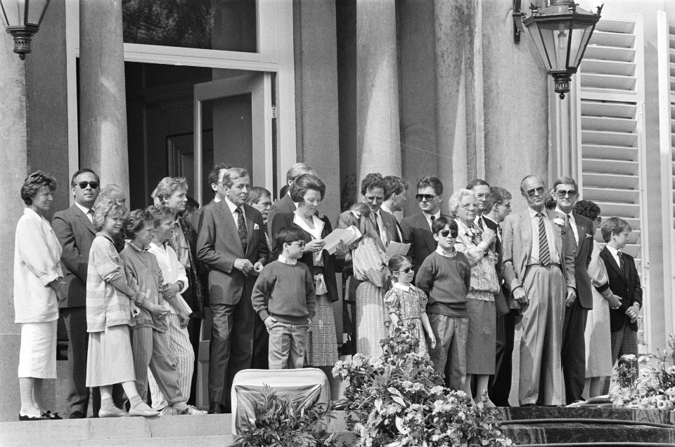 Koninginnedag 1987 Koninklijke familie op bordes Soestdijk, Bestanddeelnr 933-9681