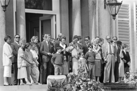 Koninginnedag 1987 Koninklijke familie op bordes Soestdijk, Bestanddeelnr 933-9681