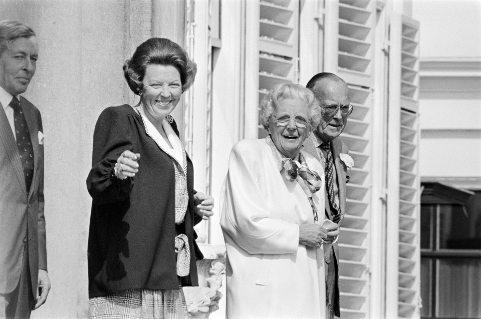 Koninginnedag 1987 Koningin Beatrix , Prinses Juliana Prins Bernhard op bordes , Bestanddeelnr 933-9669