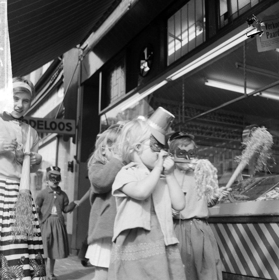 Koninginnedag 1964, vele kinderen liepen weer in vreemde kleren op straat, Bestanddeelnr 916-3780