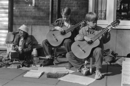 Koninginnedag 1986 vrijmarkt in Amsterdam jonge gitaristen in de Rijnstraat, Bestanddeelnr 933-6428