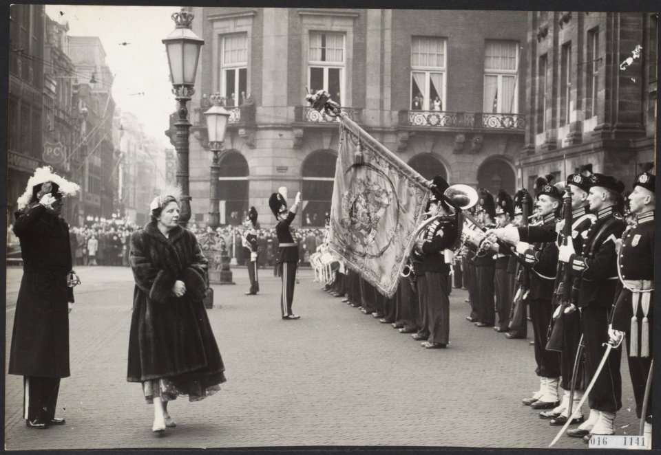 Koninklijk huis, prinsen, koninginnen, recepties, erewachten, vaandels, muziekko, Bestanddeelnr 016-1141