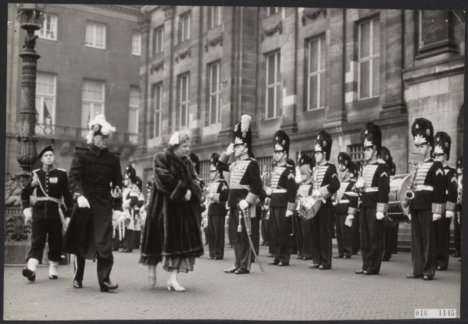 Koninklijk huis, prinsen, koninginnen, recepties, muziekkorpsen, Bernhard, prins, Bestanddeelnr 016-1145