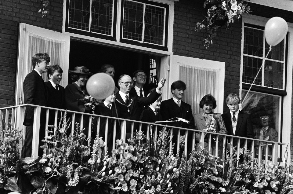 Koninginnedag 1985, Anna Paulowna Koninklijk bezoek op balkon van het gemeente, Bestanddeelnr 933-3102