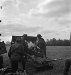 Koninklijke Nederlandse Brigade Prinses Irene in training. Afvuren van een 25-po, Bestanddeelnr 934-9637