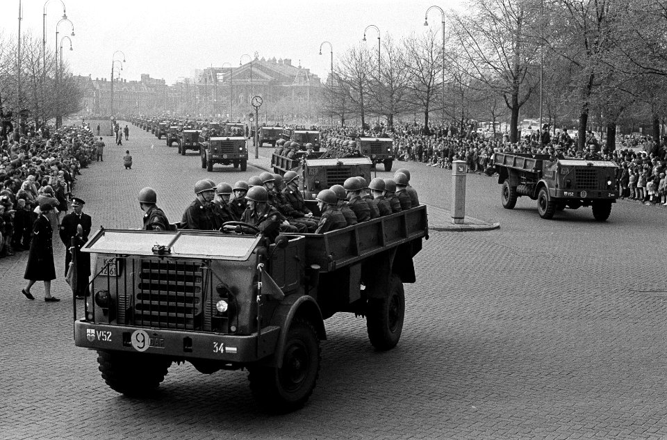 Koninginnedag in Amsterdam, militaire parade op het Museumplein, Bestanddeelnr 915-1074