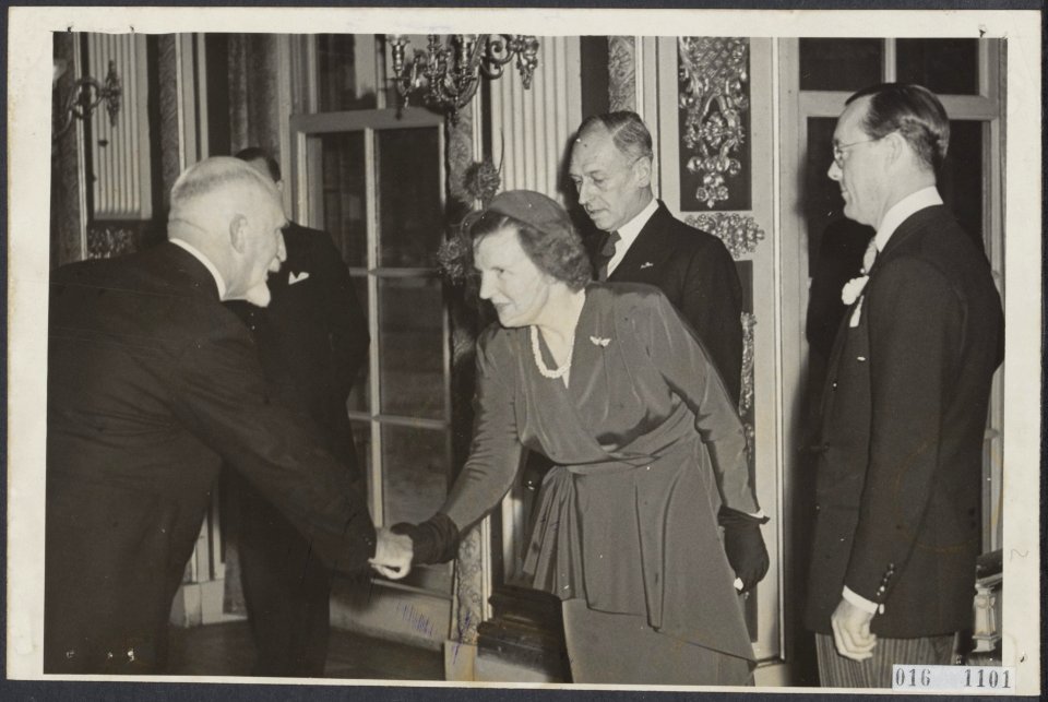 Koninklijk huis, prinsen, koninginnen, ontvangsten, burgemeesters, Bernhard, pri, Bestanddeelnr 016-1101