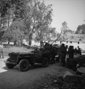 Koninklijke Nederlandse Brigade Prinses Irene. Normandië jeep en militairen, Bestanddeelnr 934-9676
