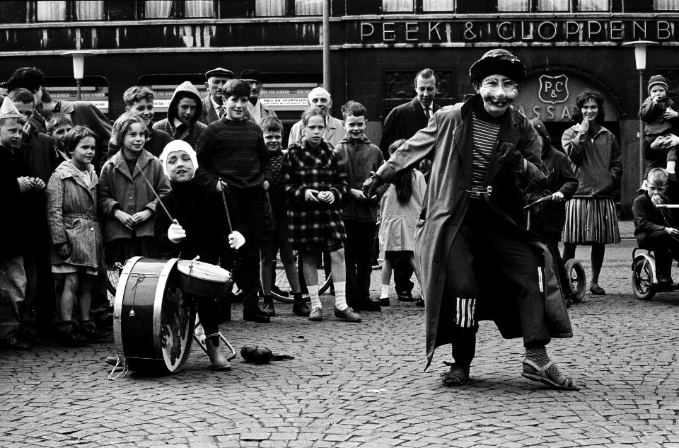 Koninginnedag in Amsterdam, jonge Amsterdammertjes met feestneuzen op, op de Dam, Bestanddeelnr 915-1068