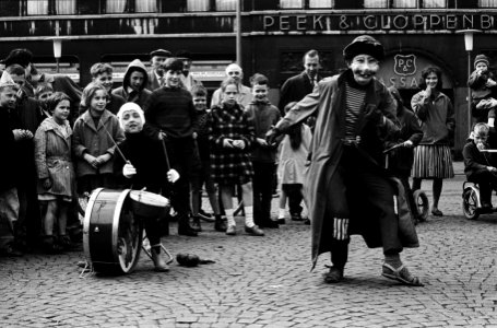 Koninginnedag in Amsterdam, jonge Amsterdammertjes met feestneuzen op, op de Dam, Bestanddeelnr 915-1068