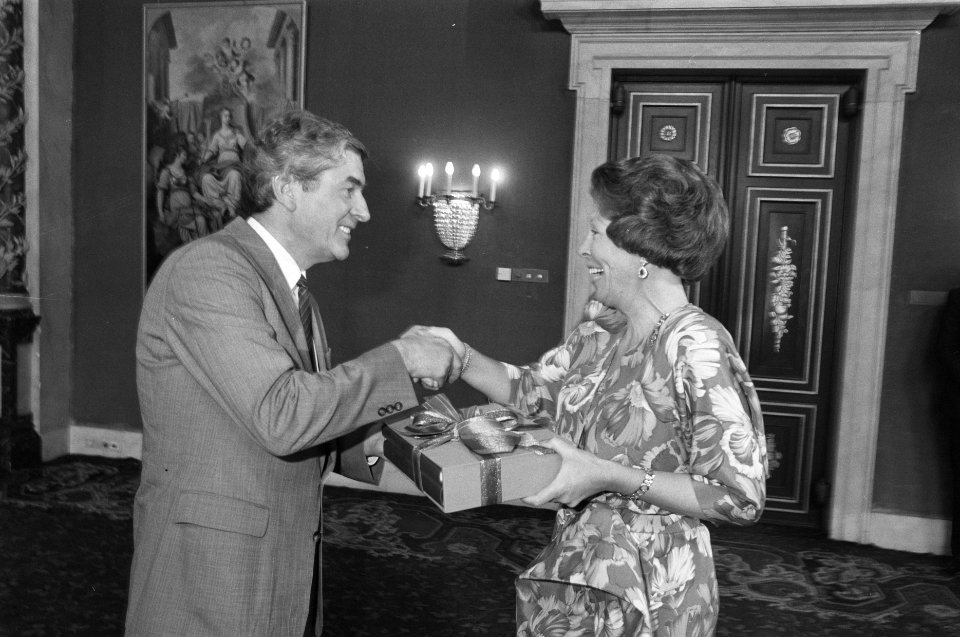 Koninginnedag Koningin Beatrix ontvangt van premier Lubbers film De wording i, Bestanddeelnr 934-2402