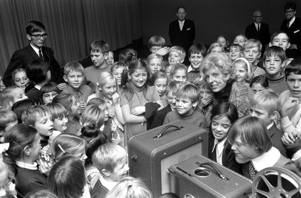 Koningin Juliana en mevrouw Pompidou bezoeken de Waalse school in Mariahoeve Den, Bestanddeelnr 923-0406