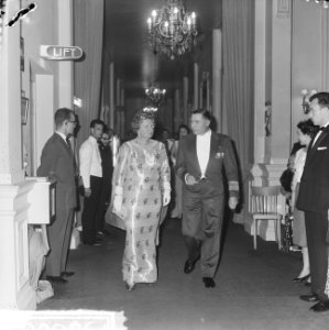Koningin Juliana en luitenant generaal H.P. Zielstra, Bestanddeelnr 915-2806