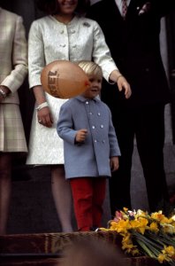 Koninginnedag koningin Juliana 61 jaar , defile Paleis nr. 32 Prinses Beatri, Bestanddeelnr 254-8629