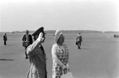 Koningin Juliana en op het vliegveld, Bestanddeelnr 924-7103