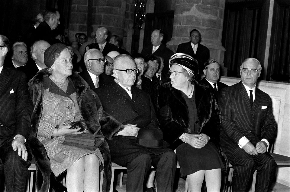Koningin Juliana en president Heinemann en zijn echtgenote tijdens een bijeenkom, Bestanddeelnr 923-0135