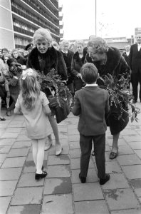 Koningin Juliana en mevrouw Pompidou bezoeken de Waalse school in Mariahoeve Den, Bestanddeelnr 923-0408