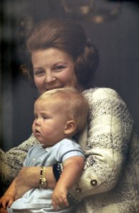 Koninginnedag Prinses Beatrix met Prins Willem Alexander achter venster van Pal, Bestanddeelnr 254-8075