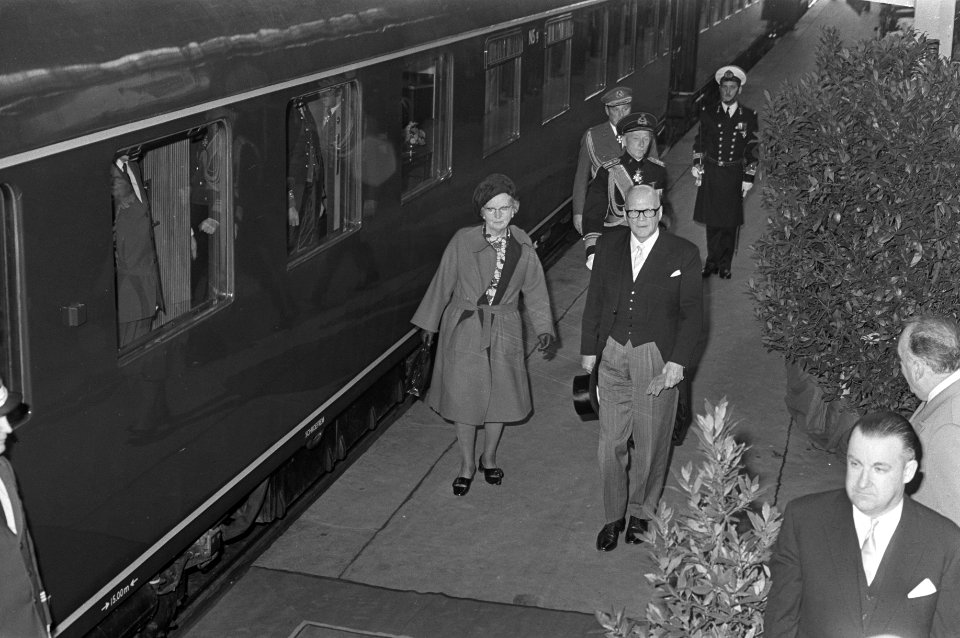 Koningin Juliana en president Kekkonen na de begroeting op het perron, Bestanddeelnr 925-9705