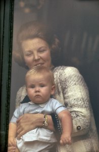 Koninginnedag Prinses Beatrix met Prins Willem Alexander achter venster van Pal, Bestanddeelnr 254-8074