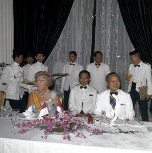 Koningin Juliana en president Soeharto tijdens het staatsdiner in het Merdekapal, Bestanddeelnr 254-9017