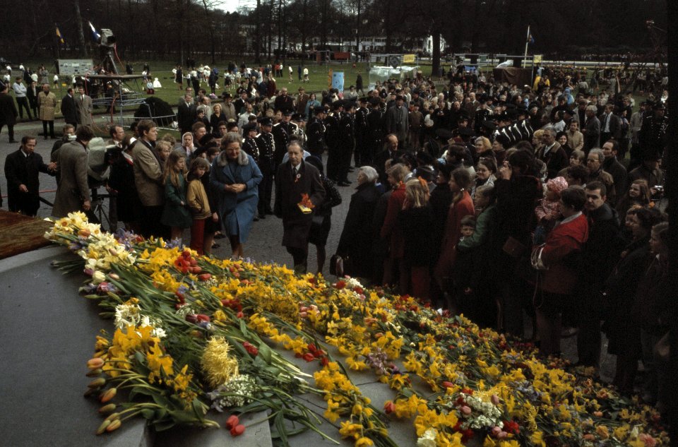 Koninginnedag HM 61 jaar , defile Paleis nr. 13 Irene en Charles Hugo wandel, Bestanddeelnr 254-8647
