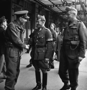 Koninklijke Nederlandse Prinses Irene Brigade in Brussel. Nederlands officier be, Bestanddeelnr 934-9714