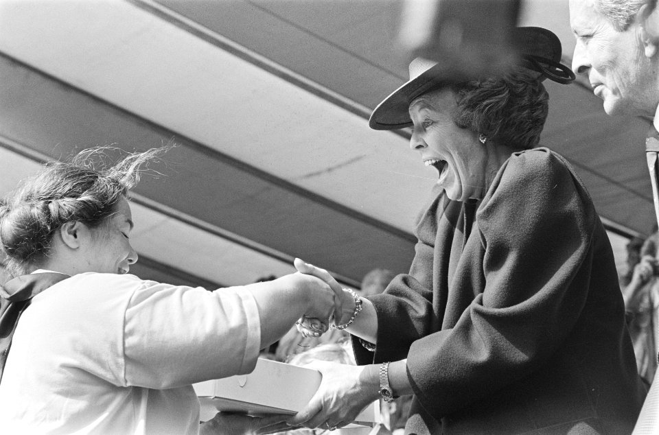 Koninginnedag 1987 Koningin Beatrix krijgt tijdens viering in Breukelen spontaa, Bestanddeelnr 933-9670