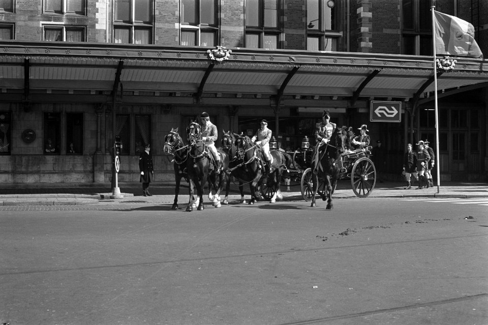 Koningin Juliana en president Ceausescu vertrekken in de calèche vanaf het Centr, Bestanddeelnr 926-3335