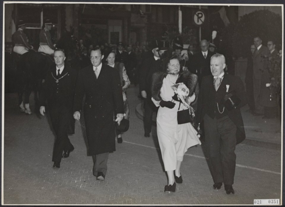 Koningin Juliana en prins Bernhard begeven zich van het stadhuis naar de aubade , Bestanddeelnr 021-0351