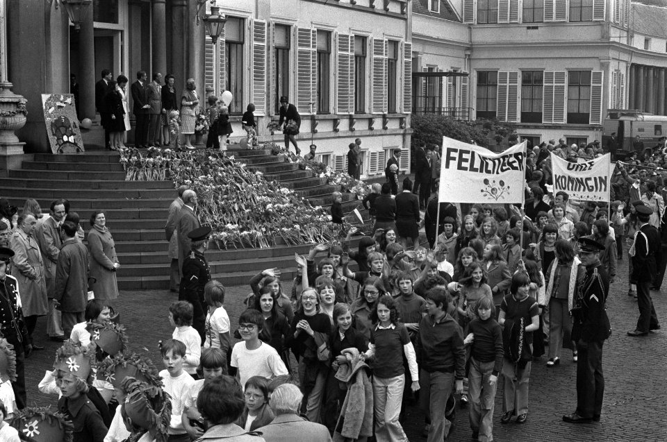 Koninginnedag op Soestdijk overzicht defile, grote rij mensen langs bordes met , Bestanddeelnr 927-1603