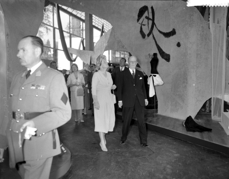 Koningin Juliana en prins Bernhard bezoeken de Expo 1958 in Brussel Hier in het, Bestanddeelnr 909-6408