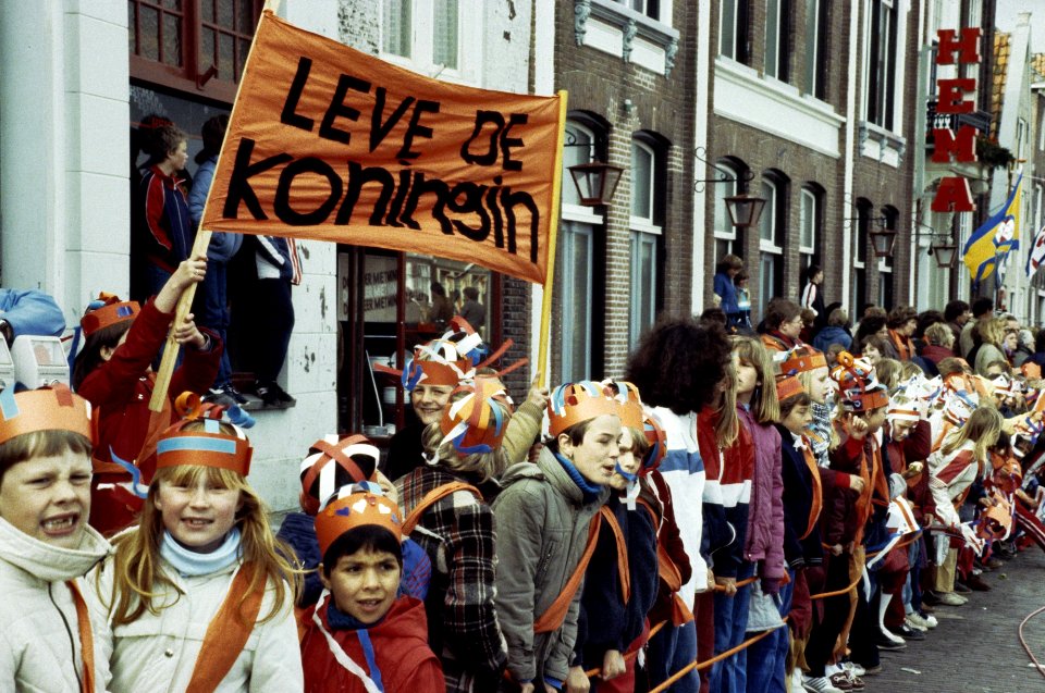 Koninginnedag Koninklijke Familie bezoekt Harlingen en Zuidlaren kinderen in H, Bestanddeelnr 253-8705