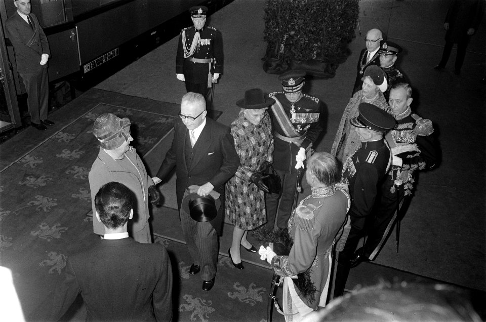 Koningin Juliana en prins Bernhard begroeten president Heinemann en zijn echtgen, Bestanddeelnr 923-0068