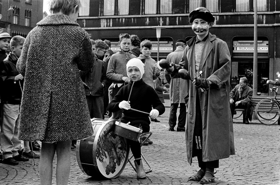 Koninginnedag in Amsterdam, jonge Amsterdammertjes met feestneuzen op, op de Dam, Bestanddeelnr 915-1071