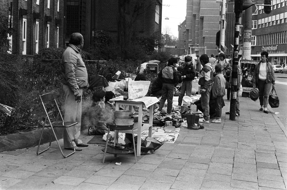 Koninginnedag in Amsterdam vrijmarkt bij Leidsebosje, Bestanddeelnr 933-3122