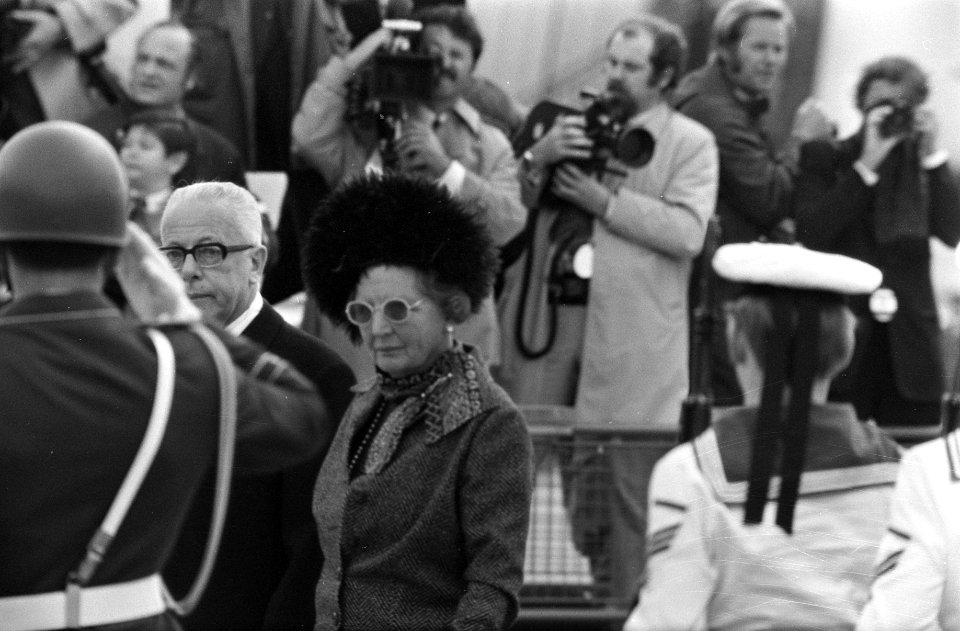 Koningin Juliana en president Heinemann bij de inspectie van de erewacht na aank, Bestanddeelnr 925-0775