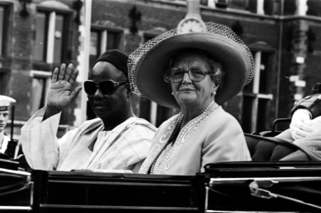 Koningin Juliana en president Ahidjo in een open caleche, Bestanddeelnr 930-3424