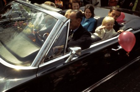 Koninginnedag rijtoer van Koninklijke Familie, Bestanddeelnr 254-8496