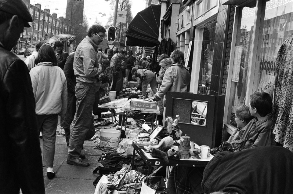 Koninginnedag in Amsterdam vrijmarkt van Wanstraat, Bestanddeelnr 933-3121