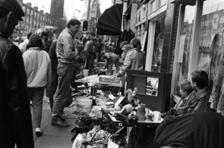 Koninginnedag in Amsterdam vrijmarkt van Wanstraat, Bestanddeelnr 933-3121