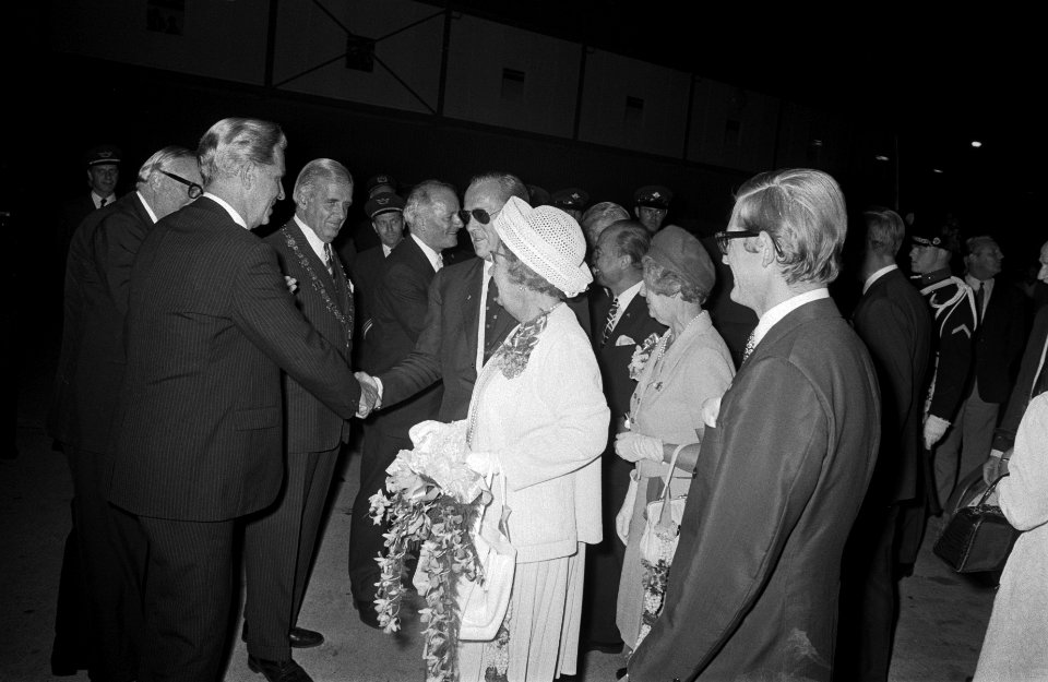 Koningin Juliana en Prins Bernhard arriveren op Schiphol uit Indonesie, Bestanddeelnr 924-9085