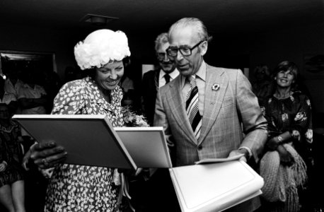 Koninginnen, herdenkingen, bezoeken, Beatrix, koningin, Bestanddeelnr 930-9771