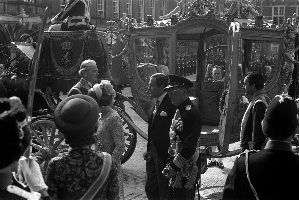Koningin Juliana en prins Bernhard arriveren met de gouden koets op het Binnenho, Bestanddeelnr 924-9542