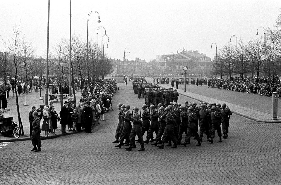 Koninginnedag in Amsterdam, militaire parade op het Museumplein, Bestanddeelnr 915-1073