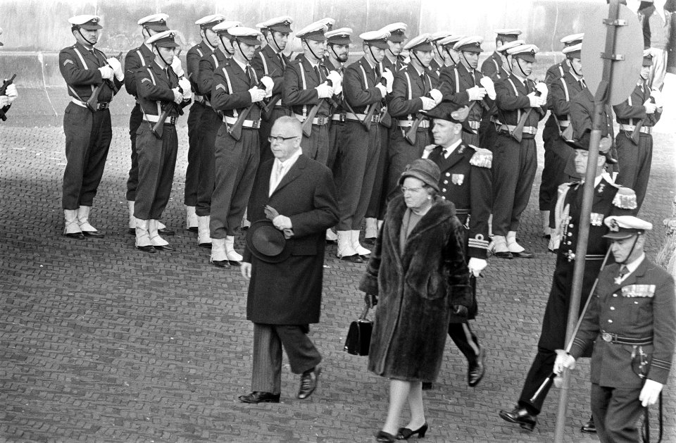 Koningin Juliana en president Heinemann inspecteren de erewacht bij het paleis o, Bestanddeelnr 923-0086