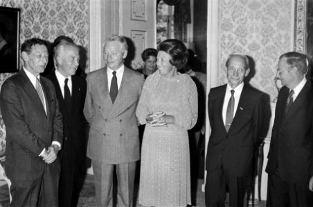 Koninginnen, onderscheidingen, Beatrix (koningin Nederland), Bestanddeelnr 932-6825